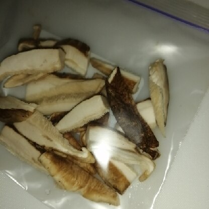 椎茸の冷凍保存は初めてです。
近々、お味噌汁に使う予定です♪
ありがとうございました(*^^*)